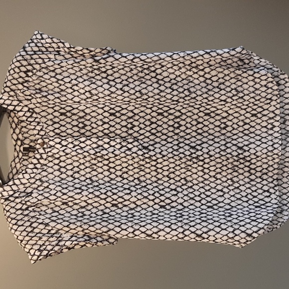 Maunce top.Sleeveless black and white.  Medium. - Picture 13 of 16